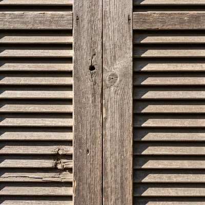 Gros plan sur un volet en bois ancien avec des détails de texture